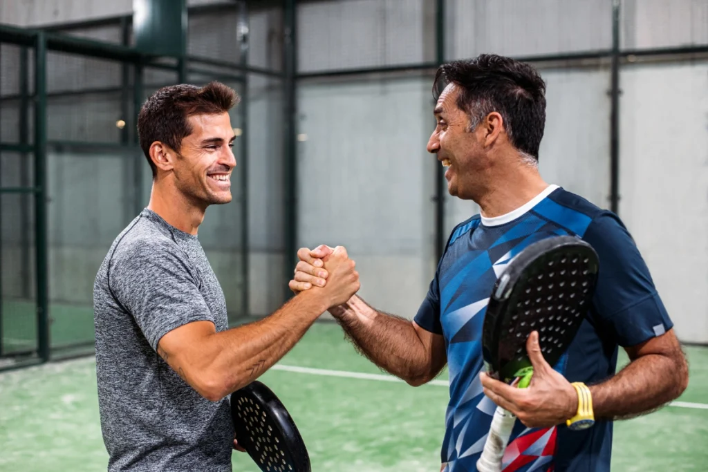 Joueur de droite ou de gauche au padel : rôles, coups et choix du côté