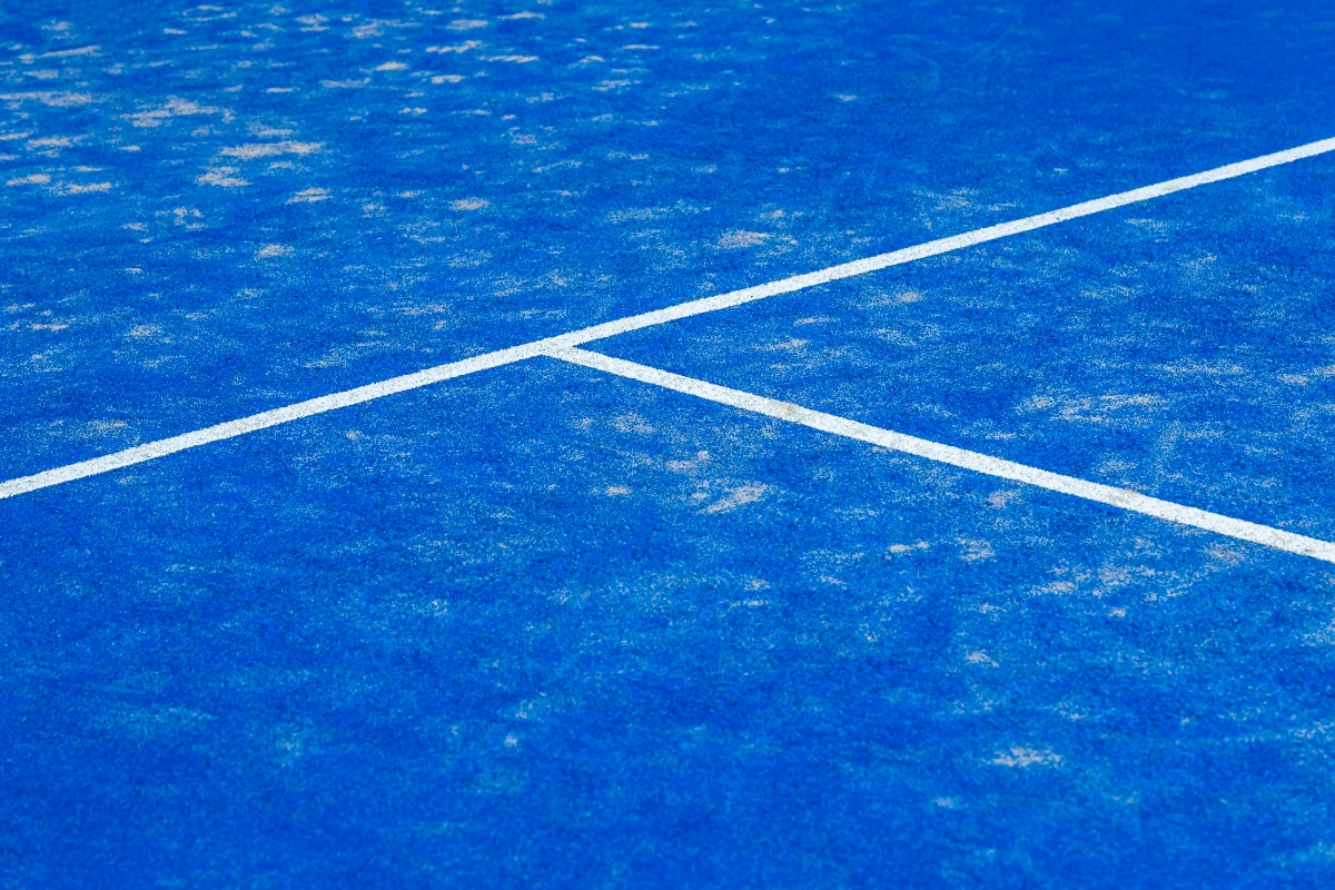 Terrain de padel en moquette sans sable : avis et pour qui ?