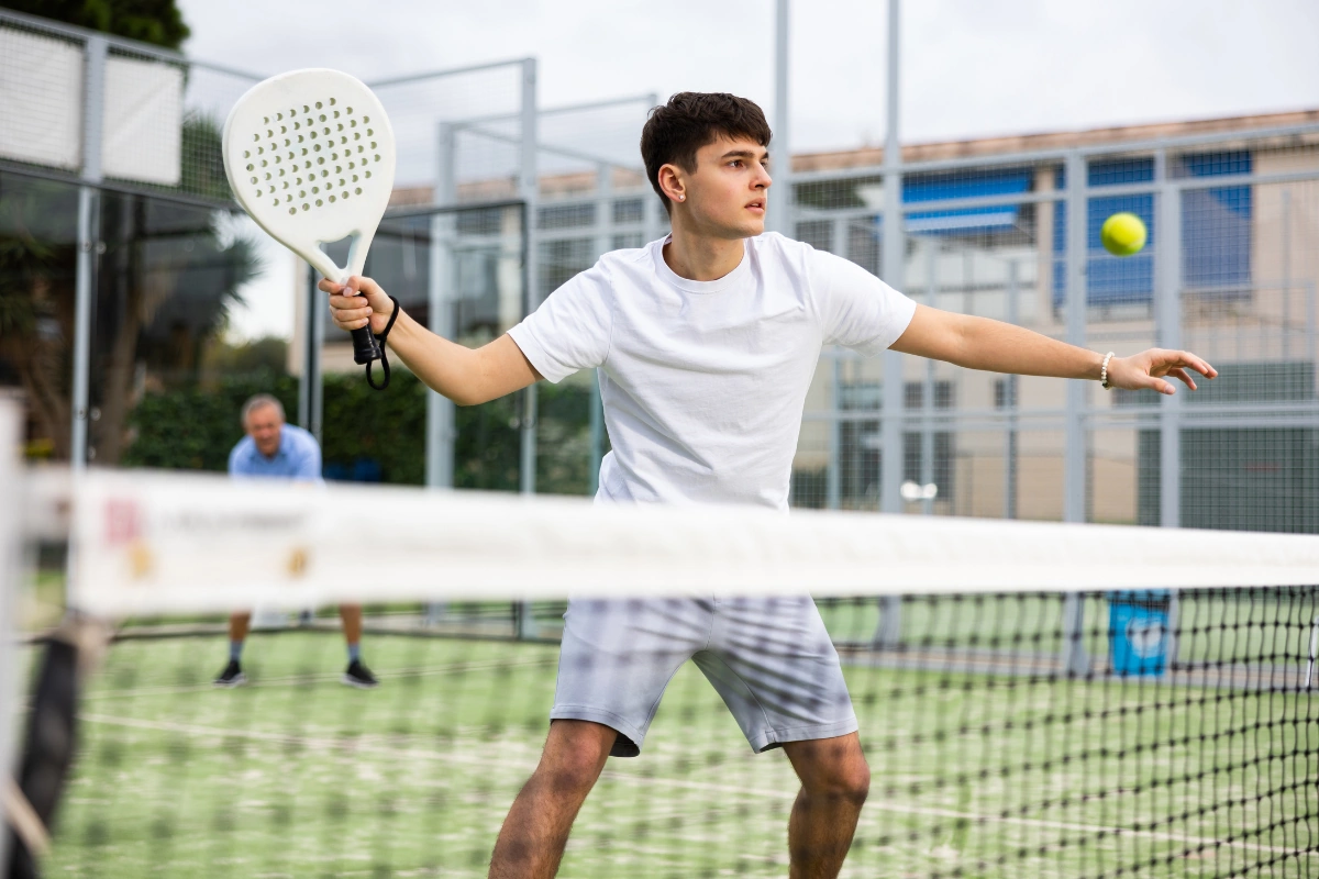 Terrain de padel en gazon semi-sablé : avis et pour qui ?