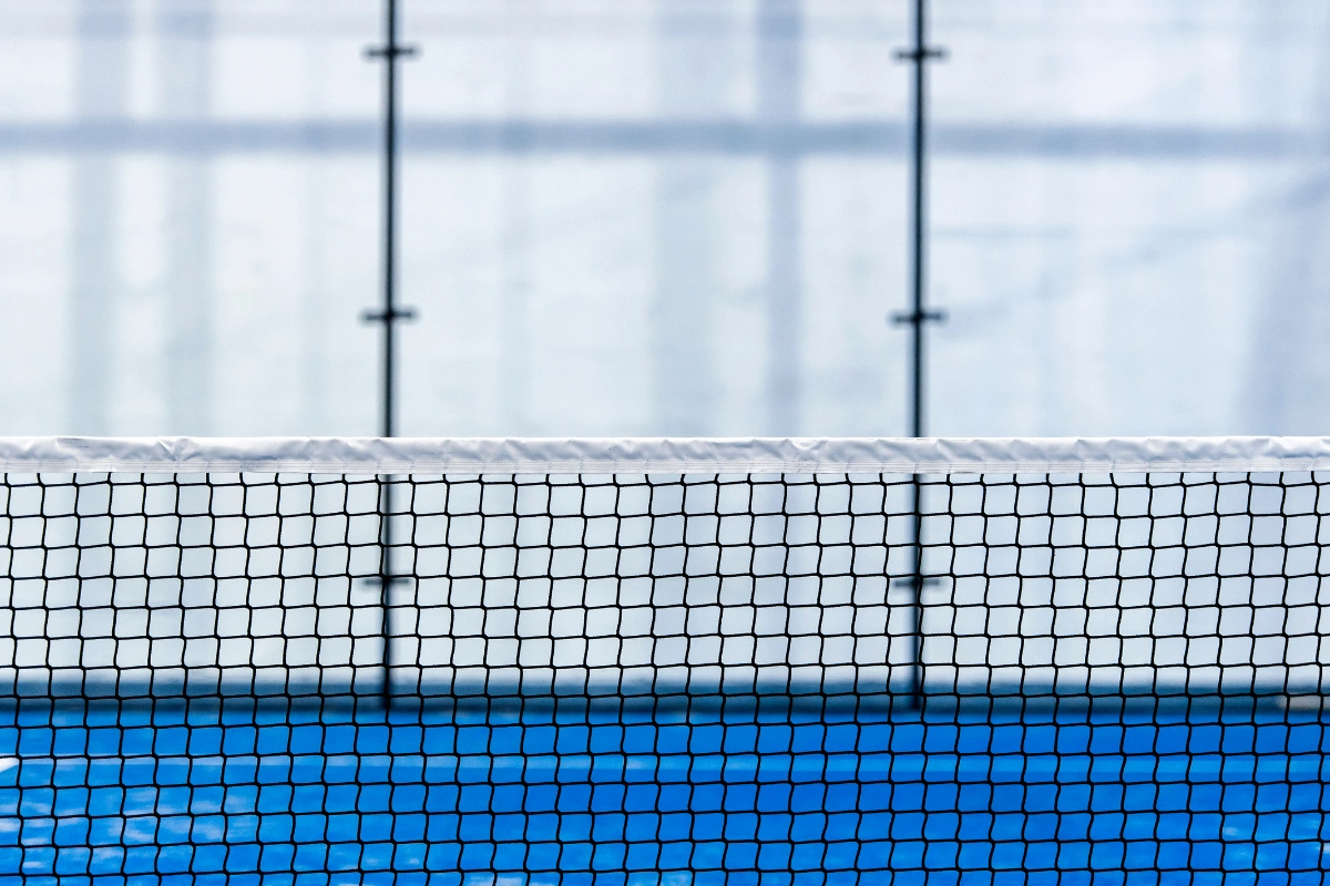 Terrain de padel en gazon synthétique sablé : avis et pour qui ?