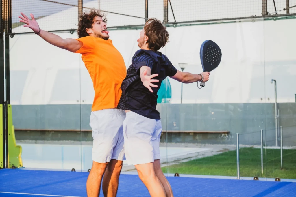 La bandeja au padel : technique, erreurs et exercices
