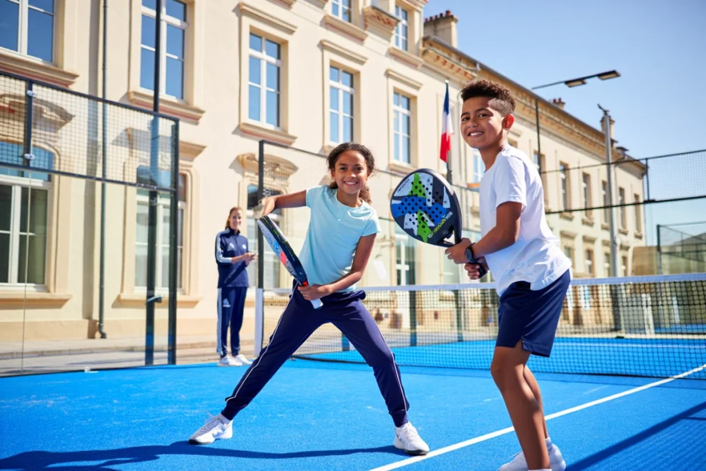 Le padel à l’école : pourquoi il séduit l’EPS et ce qui freine encore