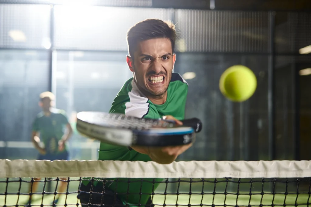 La volée au padel : coup droit, revers et bloc