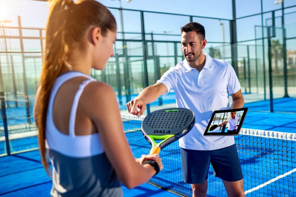 Coach de padel : une journée type dans les baskets d’un pro