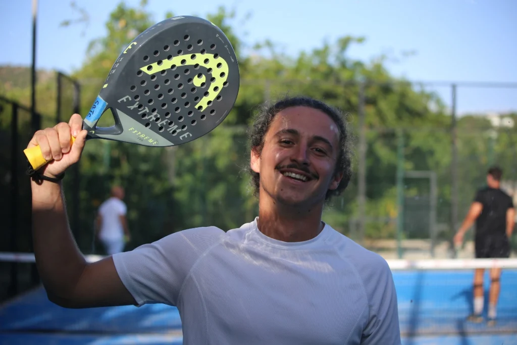 Padel à Tignes : jouer à 2 100 mètres d’altitude, mode d’emploi