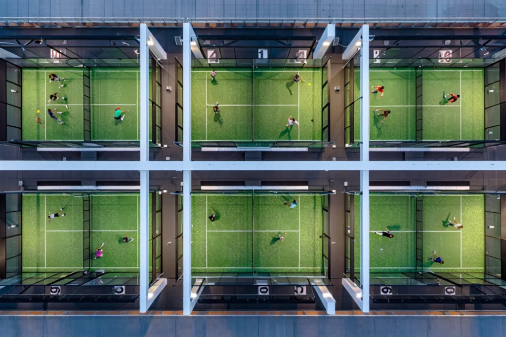 Padel indoor : pourquoi la tendance séduit les grandes villes