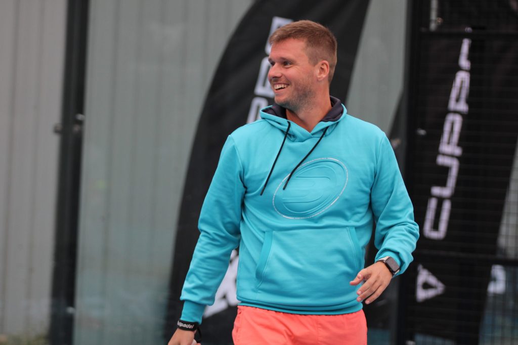 Julien Pès : du top 50 français à Tahiti, un parcours au service du padel